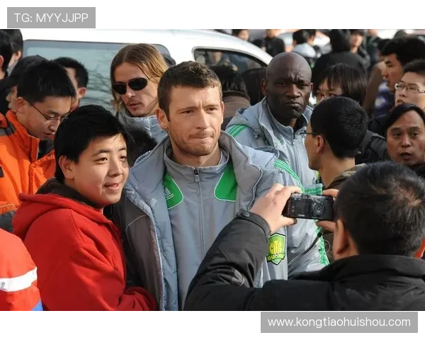 10月29日足球明星齐聚赛场展现风采引发球迷热烈追捧 10月29日足球明星齐聚赛场展现风采引发球迷热烈追捧